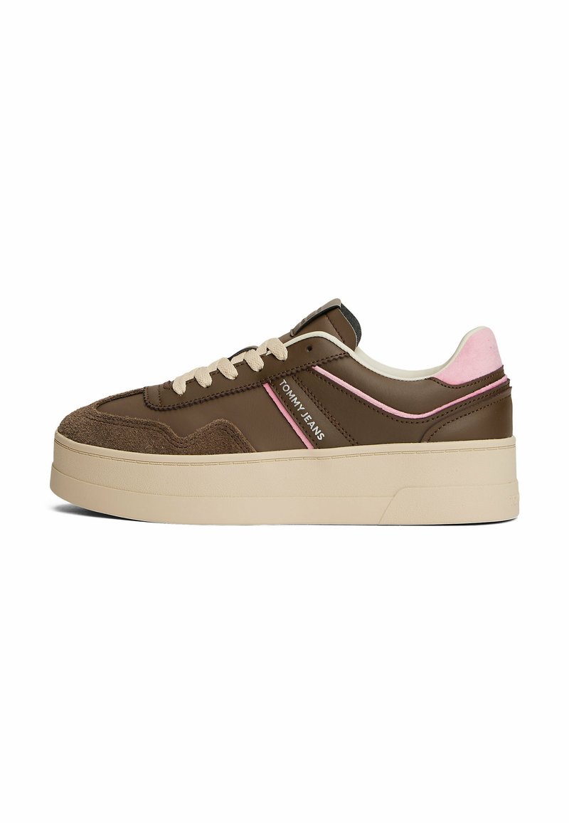 Baskets marron avec une tige en cuir lisse, un embout en daim, une semelle en caoutchouc beige et des rayures accentuées en rose. Conçues avec des lacets ronds.