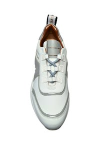 Weiße Leder-Sneaker mit grauen Akzenten, runder Zehenkappe, strukturiertem Obermaterial und dekorativer Schnürung. Verfügt über eine Schlaufe und ein gepolstertes Innere.