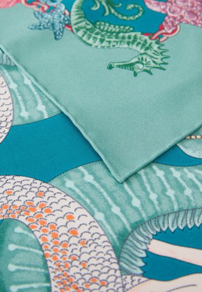 Musterstoff aus Seide mit Meereslebewesen in Grüntönen, Blau und Koralle. Glatte Textur mit lebhaften Illustrationen und leuchtenden Farben.