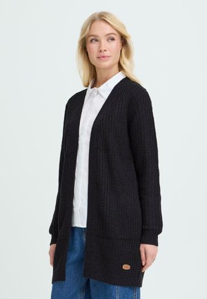 Črn pleten cardigan z odprtim sprednjim delom, dolgimi rokavi in teksturiranim vzorcem. Ima majhen rjav logotip na spodnjem robu.