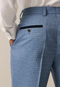 Next TAILORED FIT CHECK REGULAR FIT - Ülikonnapüksid - light blue