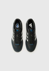 adidas Performance PREDATOR FREESTYLE JUDE INDOOR FOOTBALL SHOES - Beltéri futballcipő - core black/silver-coloured/glory blue