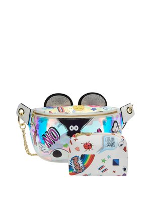 Banane holographique colorée avec des oreilles noires et divers patchs de dessins animés, accompagnée d'une petite pochette blanche avec des autocollants colorés et des motifs.