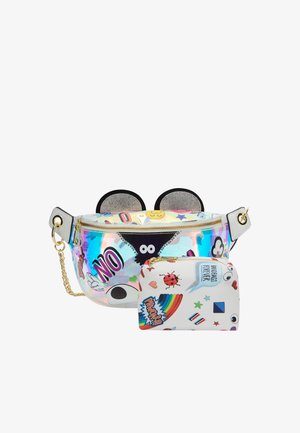 Bunte holografische Bauchtasche mit schwarzen Ohren und verschiedenen Cartoon-Patches, begleitet von einem kleinen weißen Beutel mit bunten Stickern und Designs.