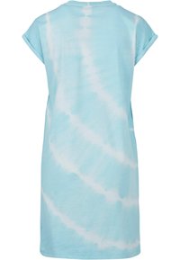 Svijetloplava pamučna haljina s uzorkom tie-dye u bijelim prugama, kratkih rukava i opuštenog kroja. Bez istaknutih detalja ili metalnih dijelova.