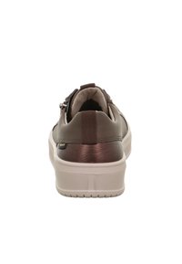Braune synthetische Sneaker mit glatter Oberfläche, gepolstertem Schaft und weißer Gummisohle. Besitzt einen Reißverschluss an der Seite für einfaches An- und Ausziehen.