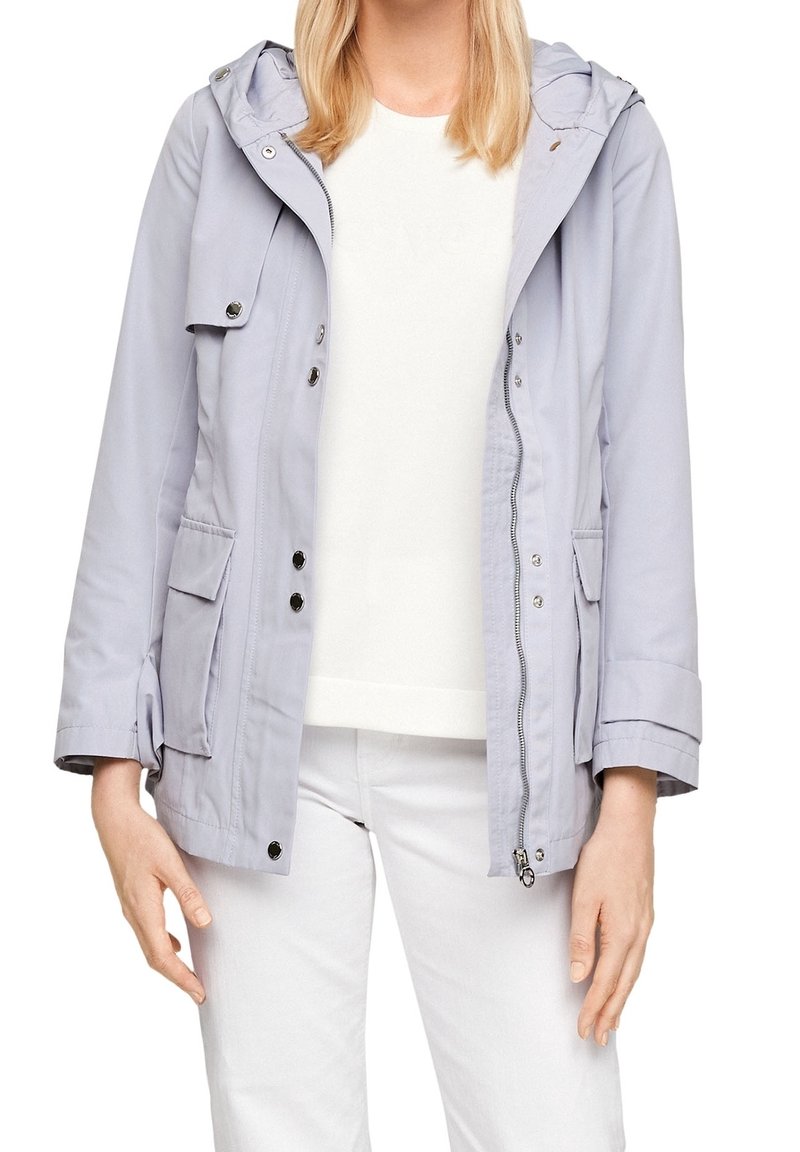 Veste imperméable violet clair avec capuche, dotée de fermetures éclair et à boutons-pression, deux poches avant et manches retroussées. Texture lisse.