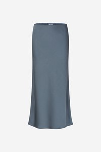 Vidutinio ilgio A formos sijonas iš minkštos, šviesiai mėlynos spalvos medžiagos, kuriai būdinga lygi tekstūra ir banguoti kraštai, su prigludusia juosmens linija.