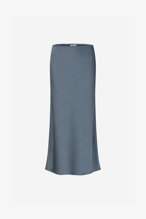 Et midilengde, A-formet skjørt i mykt, skiferblått stoff med en glatt tekstur og en bølget kant, med en innsvingt midje.