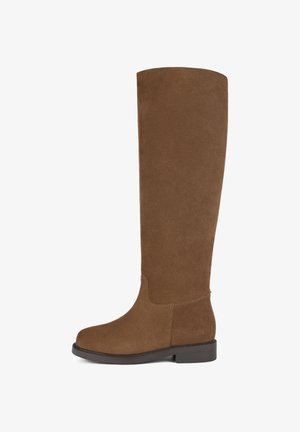 Rjavi zamshasti škornji do kolen s okroglo konico in ravnim podplatom. Brezšivna zasnova z minimalnimi šivi. Gladka tekstura po celotni površini.