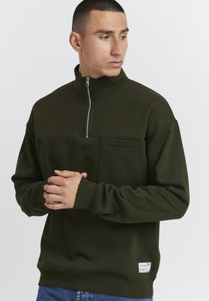 Mørkegrønn fleece quarter-zip hettegenser med lomme foran og ribbede mansjetter. Har glidelås og et rektangulært merke på sømmen.