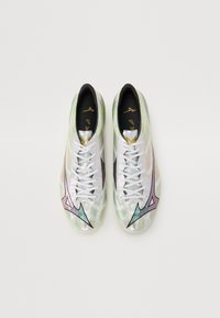 Witte lichtgewicht voetbalschoenen met een reflecterende oppervlak, voorzien van zwarte accenten en paarse details. Veters en rubberen zool inbegrepen.