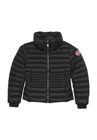 Schwarze Daunenjacke mit hohem Kragen, horizontalen Nähten, Reißverschluss, gerippten Bündchen und einem runden Logo-Patch am linken Ärmel.