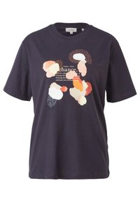 Camiseta de algodón azul marino de manga corta, con formas abstractas coloridas y texto motivacional en diferentes tipos de letra en la parte delantera.
