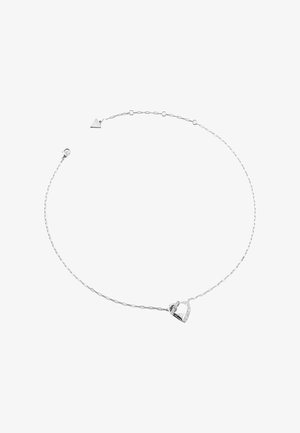 Collana con catena in argento con ciondolo a forma di cuore decorato con piccoli cristalli e chiusura a moschettone.