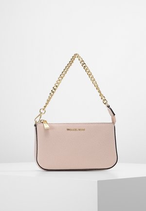 Mała bladoróżowa skórzana torebka z złotym łańcuszkiem i zamkiem błyskawicznym, z logo Michael Kors na środku z przodu.