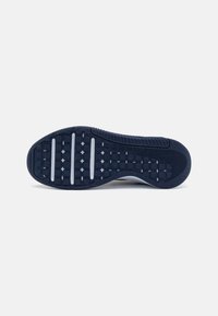 Sole in gomma blu navy con motivo texturizzato per la presa e scanalature orizzontali. Presenta accenti bianchi e grigi chiari per una maggiore stabilità.