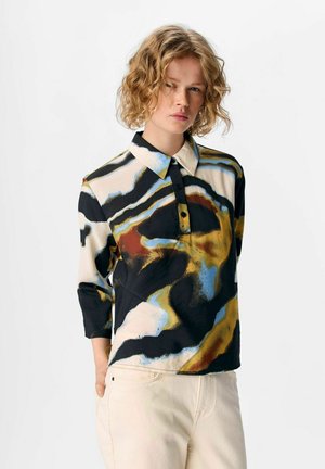Kraagshirt met een abstract patroon in zwart, roomkleur, blauw en goud, met driekwart mouwen en een knoopsluiting aan de voorkant.
