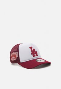 Κόκκινο και λευκό καπέλο μπέιζμπολ με πλέγμα πίσω, με εντυπωσιακό 3D λογότυπο LA σε κόκκινο χρώμα στην μπροστινή πάνελ και στρογγυλή ετικέτα στο πλάι.