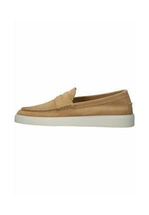 Tan ruskinds slip-on sko med rund tå, syet detaljering og en hvid gummisål. Glat tekstur med et minimalistisk design.