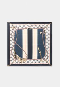 Foulard di seta con motivo a righe navy e rosa, bordato con un design a catena e dettagli in tono oro, con logo.