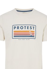 Crème katoenen t-shirt met een rechthoekige grafiek met de tekst "PROTEST". Een gestreept golfontwerp in oranje, blauw en rood. Korte mouwen, ronde hals.