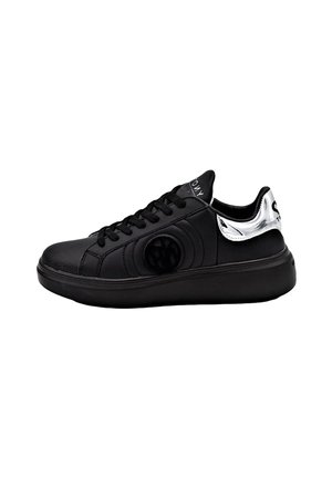 Sneaker in pelle nera con punta tonda, suola piatta, lacci neri e un accento di tacco argentato lucido. Presenta un logo circolare sul lato.
