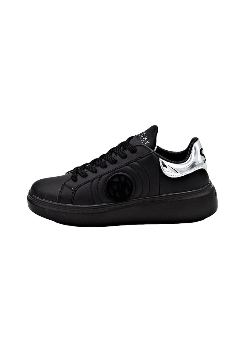 Sneaker in pelle nera con punta tonda, suola piatta, lacci neri e un accento di tacco argentato lucido. Presenta un logo circolare sul lato.