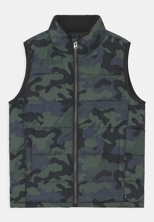 Ærmeløs polstret vest med grønt og sort camouflage-mønster og lynlås foran.