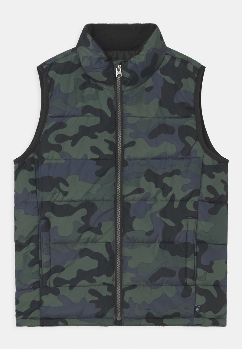 Veste matelassée sans manches avec motif camouflage vert et noir et fermeture éclair à l'avant.