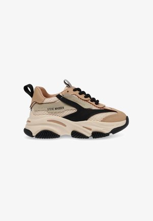 Sneaker sportive beige e nere con pannelli in rete, interno imbottito e suola spessa. Presentano chiusura con lacci e branding sul lato.