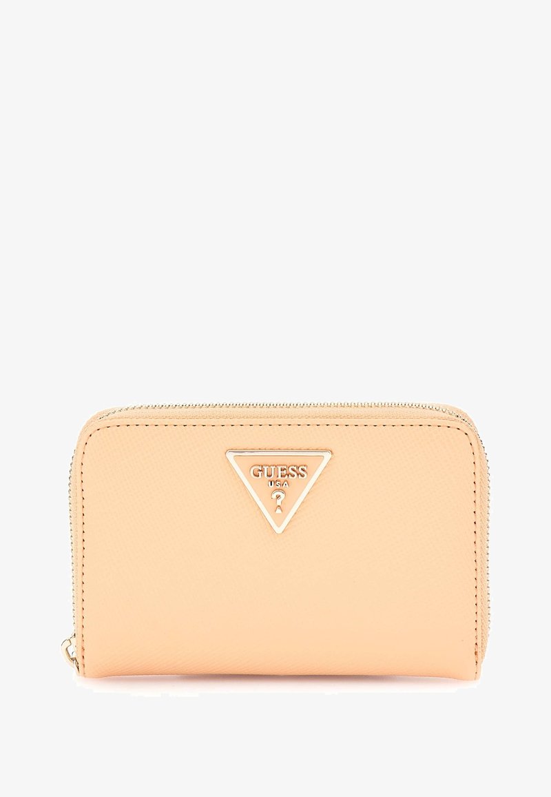 Kremowy portfel na zamek wykonany z teksturowanej sztucznej skóry, z złotą trójkątną blaszką z logo i kontrastującym czarnym przeszyciem.