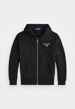 Crna zip-up dukserica s kapuljačom, prednjim džepovima, ušicama i malim "Polo Sport Ralph Lauren" logotipom s zastavom na prsima.
