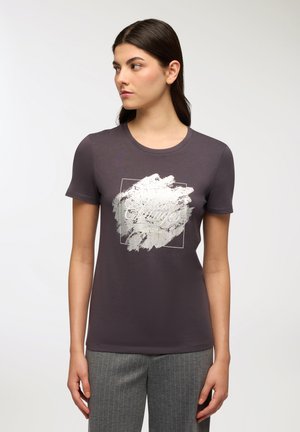 T-shirt in cotone grigio scuro con una grafica a macchie di vernice bianca e il testo "Changes", colletto a girocollo e maniche corte.