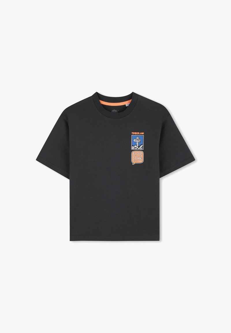 T-shirt en coton noir à manches courtes, doté d'un col rond et d'un accent orange. Des motifs imprimés sur le côté gauche incluent des logos et des dessins.