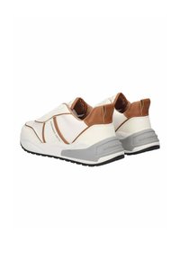 Hvide og brune sneakers med en kraftig sål, struktureret læder og glatte stofdetaljer. Logo synligt på bagsiden.