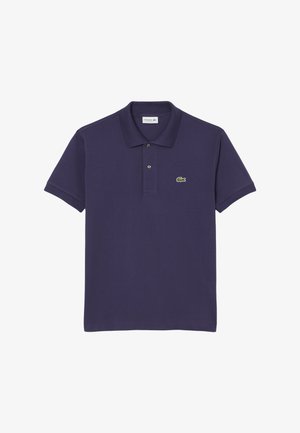 Ciemnofioletowa koszulka polo z kołnierzykiem, z małym zielonym logo krokodyla na lewej piersi.