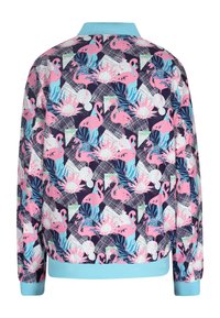 Lichtgewicht bomberjack in marineblauw met een felroze flamingo en bloemenpatroon. Heeft een lichtblauwe kraag en manchetten.