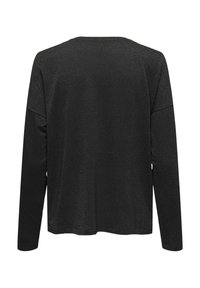 Camiseta negra de manga larga hecha de tejido texturizado, que presenta un corte relajado y un amplio escote redondo, sin marcas ni patrones visibles.