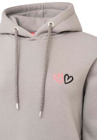 Hellgrauer Hoodie mit Kordelzug, ausgestattet mit einer geflochtenen Textur und gestickten Herzen in Pink und Schwarz. Glattes Material, lässiges Design.