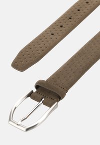 Cinturón de ante verde oliva con textura perforada, hebilla de metal y extremo estrechado. Presenta un acabado suave y costuras ordenadas.