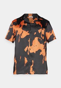 Schwarzes Satin-Hemd mit kurzen Ärmeln und einem orange-schwarzen abstrakten Muster, ausgestattet mit einer Brusttasche und schwarzen Knöpfen.