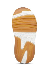 Guma podešve obuvi s texturovaným bílým základem a hnědou částí. Jemné vzory a drážky zlepšují přilnavost a flexibilitu.