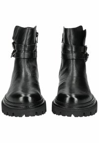 Botas de tobillo de cuero negro con un acabado texturizado, que cuentan con dos correas estrechas con hebillas y una suela de goma gruesa con relieves.