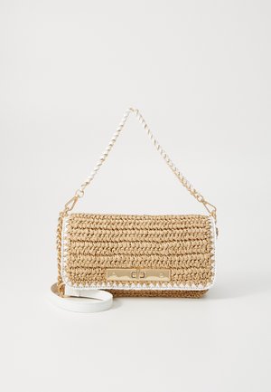 Vävt halmhandtag i beige med vita accenter. Utrustad med guldfärgad hårdvara och en kedjesnodd med en vriden design. Kompakt och rektangulär form.