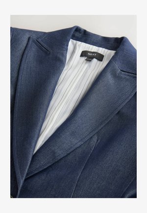 Námořnický blazer z texturované tkaniny, s klopovým límcem a vnitřním pruhovaným podšíváním. Viditelné značkové označení uvnitř.