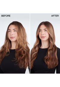 Frau mit langem braunem Haar, gezeigt vor und nach der Glättungsbehandlung, das Haar wirkt im Nachher-Foto krautfrei und glänzend.