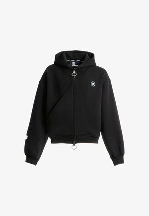 Sudadera negra corta hecha de un material grueso, con una cremallera frontal con un tirador en forma de anillo, diseño de paneles estructurados y un pequeño logo en el pecho.
