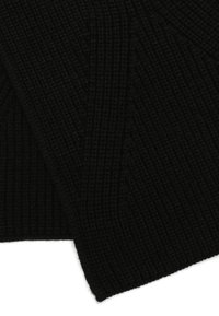 Maglione nero lavorato a maglia con texture a coste e motivo diagonale. Il tessuto appare morbido e spesso, con un design aderente.