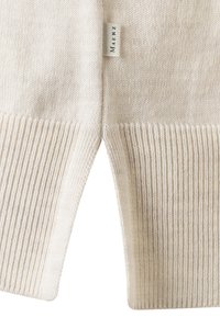 Světlý béžový pletený svetr s žebrovaným lemem. Má boční rozparek a štítek s nápisem "Maerz." Měkká textura s hladkým povrchem.